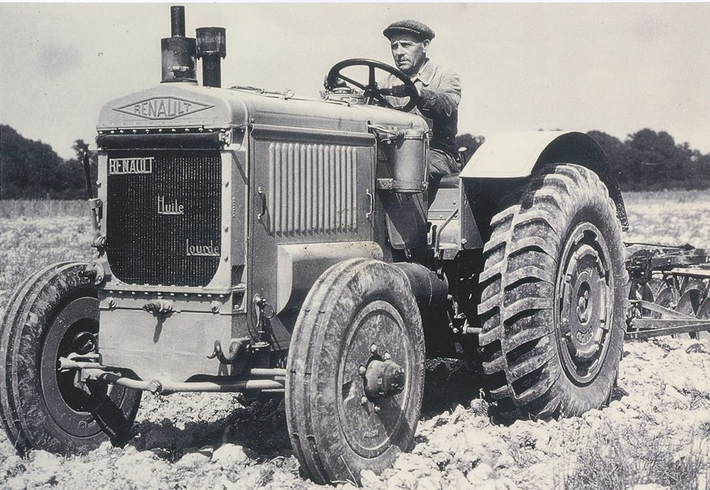 Démonstration d'un tracteur Renaud attelé à un cover crop. Année 1950