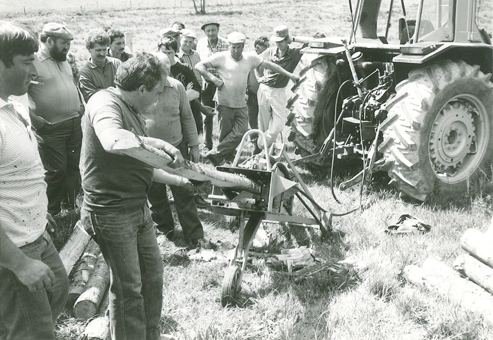1970_1980 demonstration_fomation sur Fendeuse à pieux hydraulique attelée à tracteur