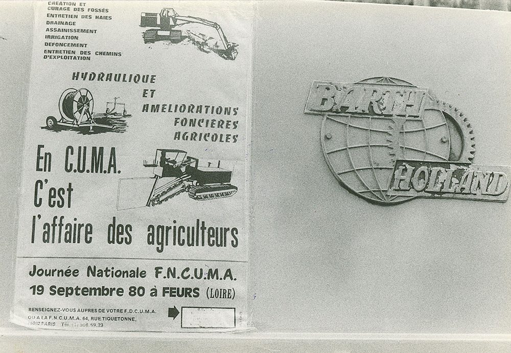 1980 Affiche pour journée nationale plaquée sur une machines de drainage, de tranchée et de terrassement de marque Barth Holland (1)